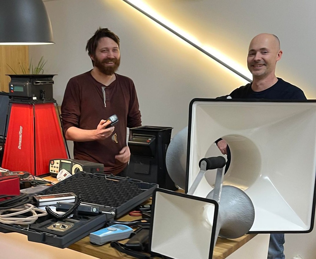 Ingenjörerna Eric och Johan med mätinstrument